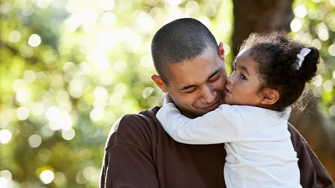 Hija pequeña abrazando a su padre