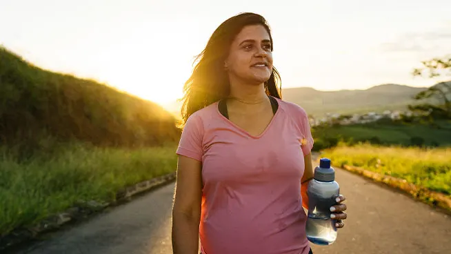 mujer caminando fuera