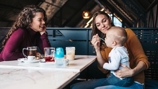 Mamá y niño salen a comer a un restaurante con un amigo