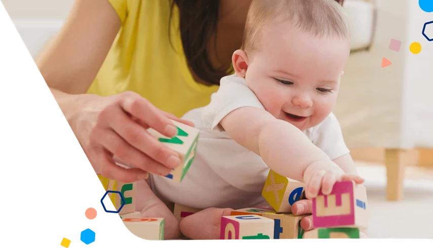 Mamá y bebé jugando con bloques