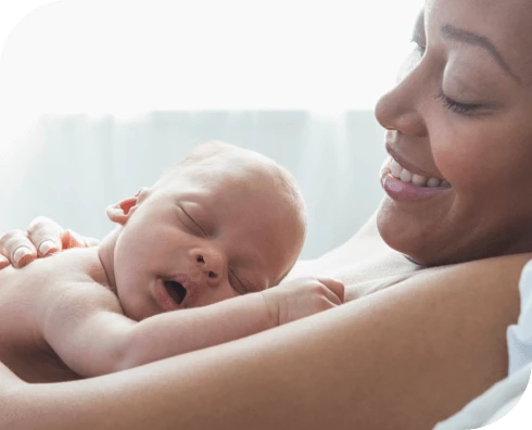 Bebé durmiendo en el pecho de mamá