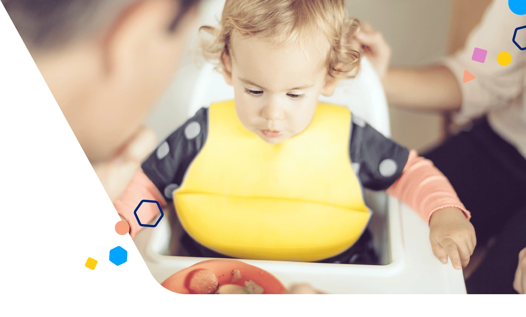 Niño sentado en una silla alta comiendo comida con sus padres sentados cerca