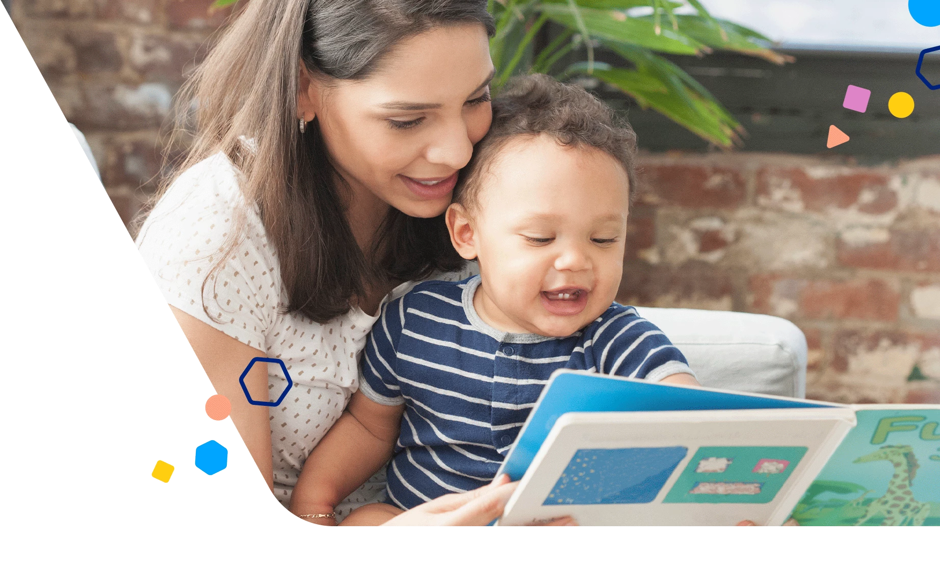 Mamá y su hijo de 7 meses leyendo un libro juntos