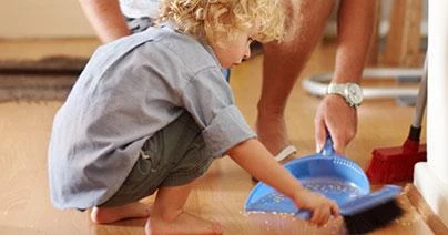 Niño barriendo el suelo