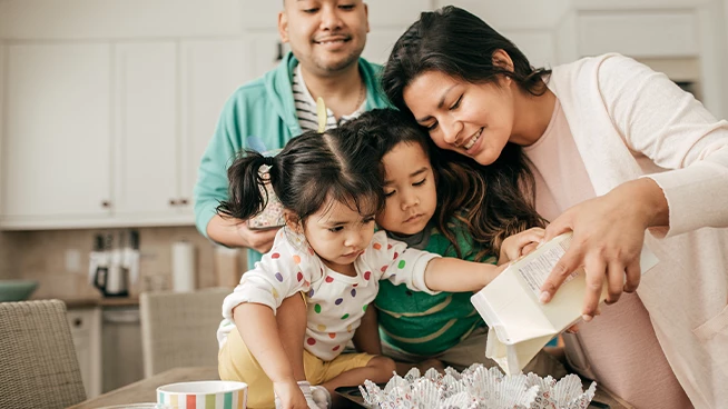 Familia felizmente horneando juntos