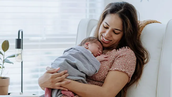 Mamá meciendo a su bebé