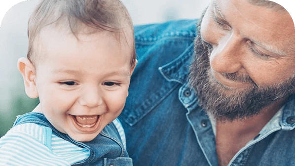 Papá sonriendo a su hijo pequeño