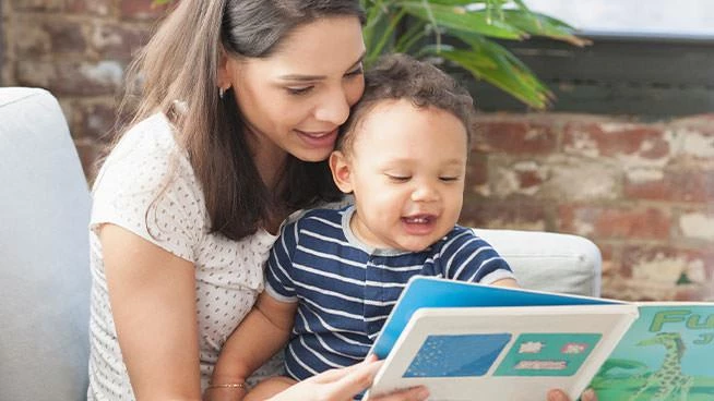 Mamá y su hijo de 7 meses leyendo un libro juntos