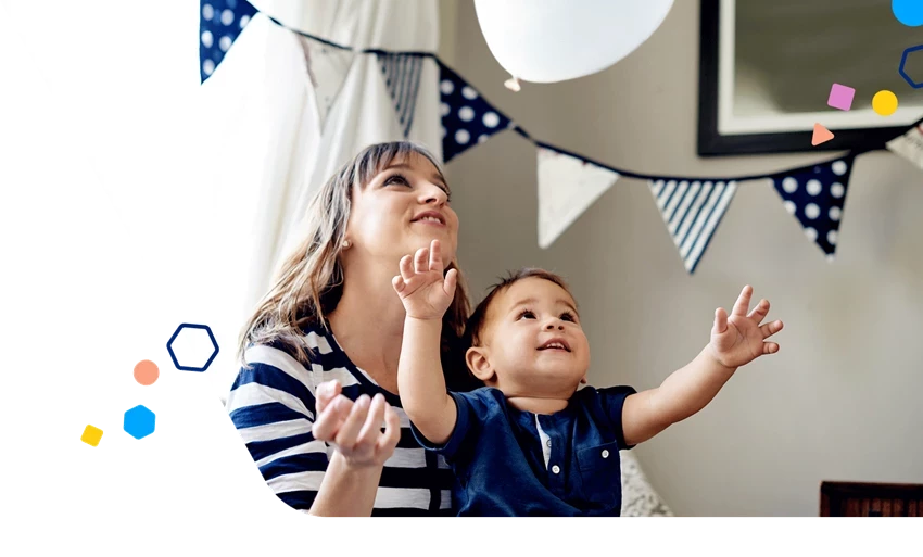 Madre e hijo mirando las decoraciones de cumpleaños