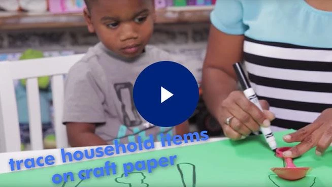 Niño pequeño rastreando artículos del hogar en papel