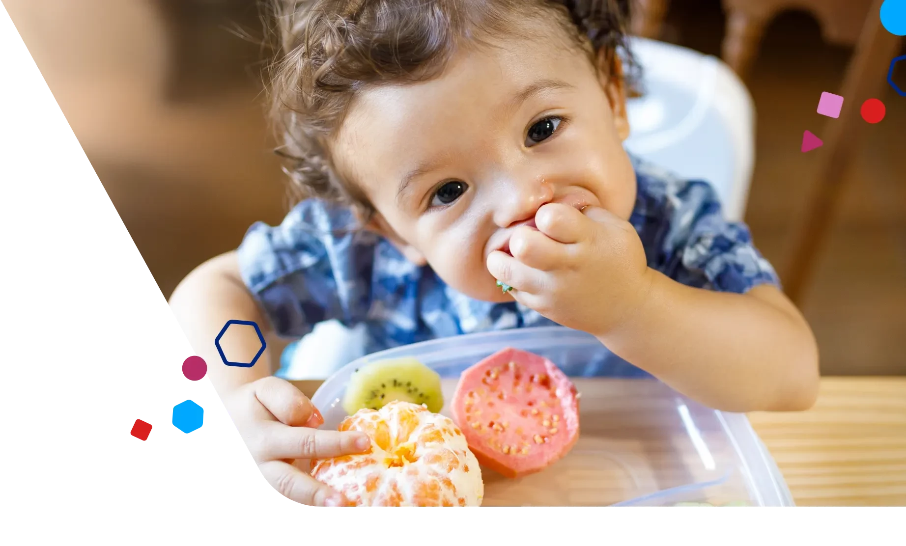  Niño comiendo fruta