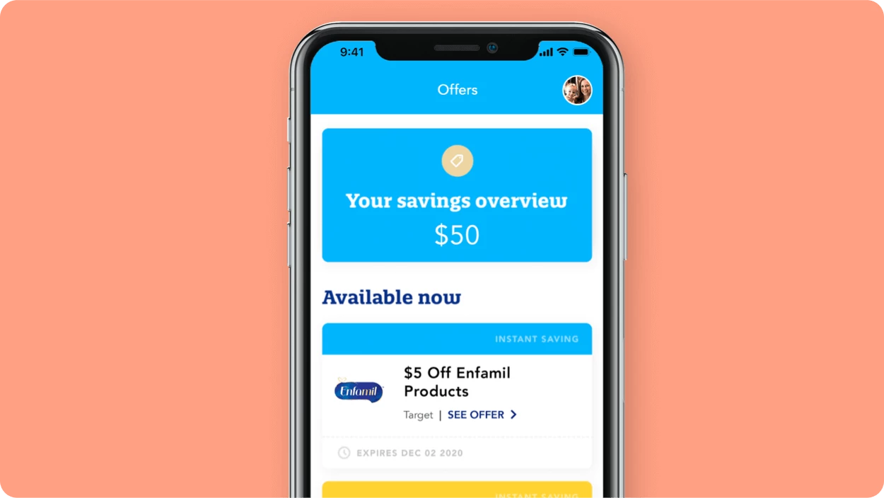 Teléfono que muestra ahorros en la aplicación móvil Enfamil