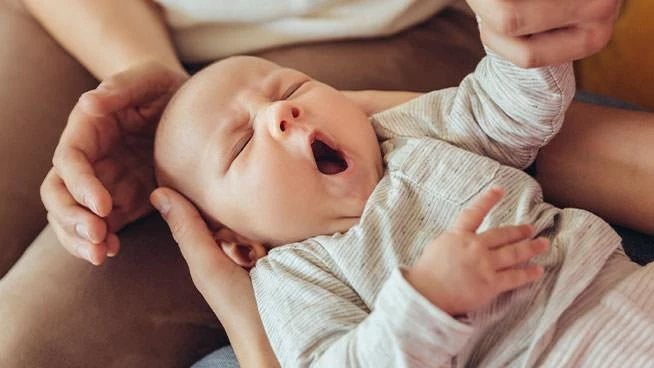 bebe bostezando