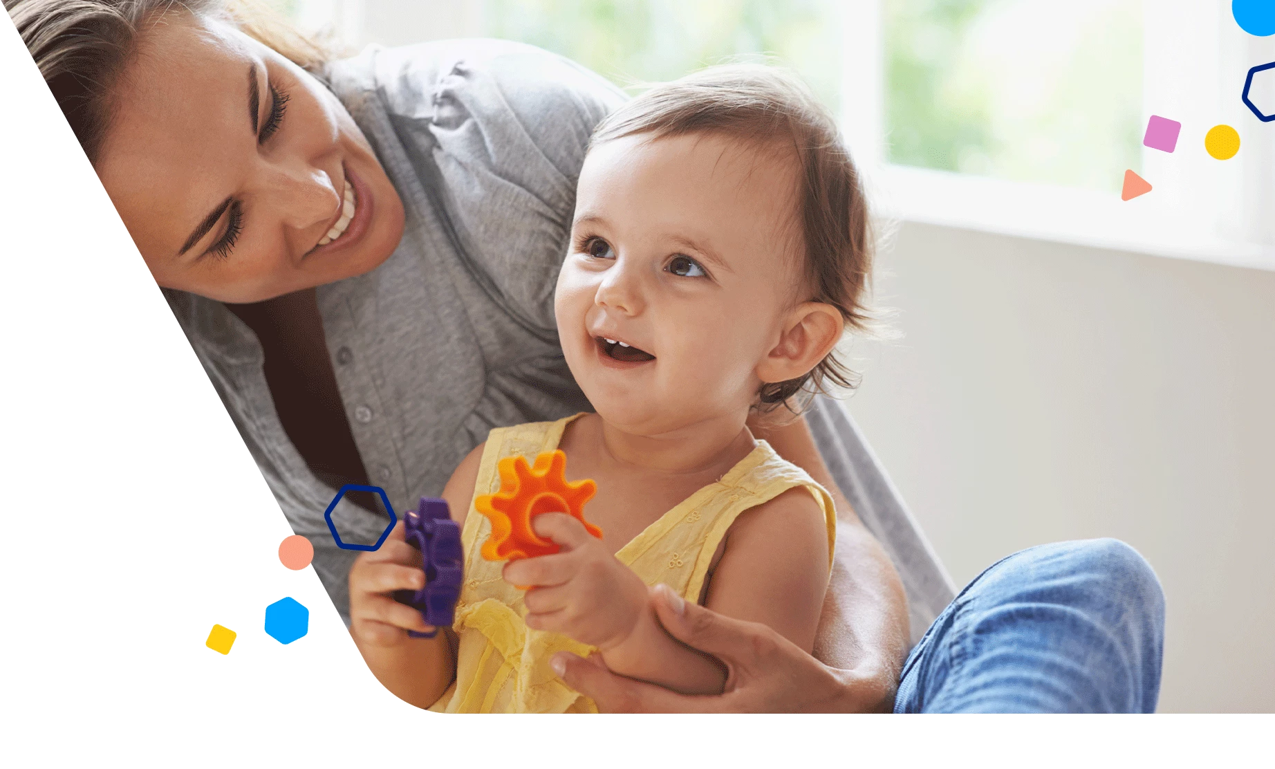 Mamá y niña pequeña jugando con juguetes