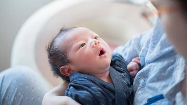 Padre sosteniendo al pequeño bebé