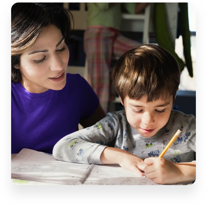 Mamá ayudando al niño a escribir