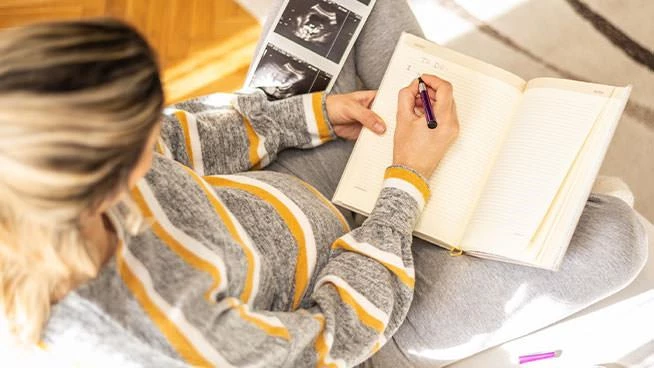 Mujeres embarazadas creando una lista de verificación hospitalaria