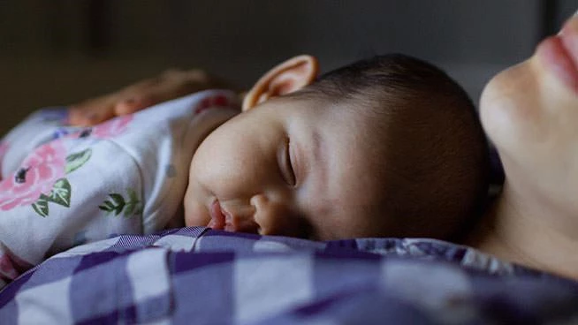 Bebé durmiendo en el pecho de mamá