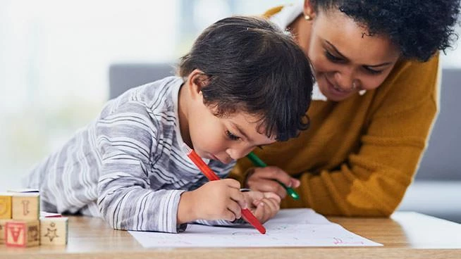 Mamá e hijo coloreando