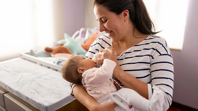 mamá dando el biberón a su bebé