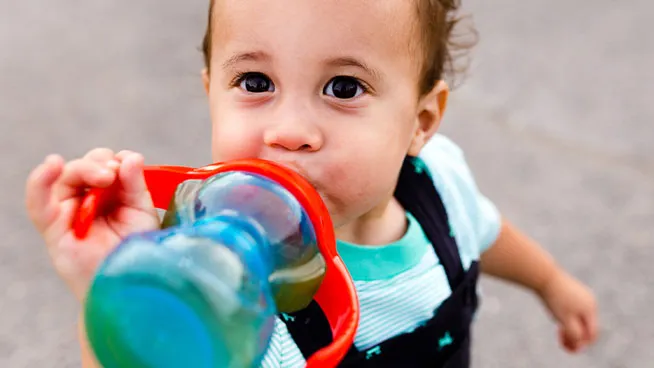 niño pequeño con un vasito