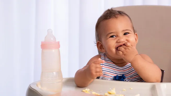 Pequeño feliz comiendo bocadillos